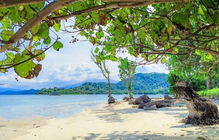 pasir putih Daya Tarik Wisata Pantai Ketapang Lampung