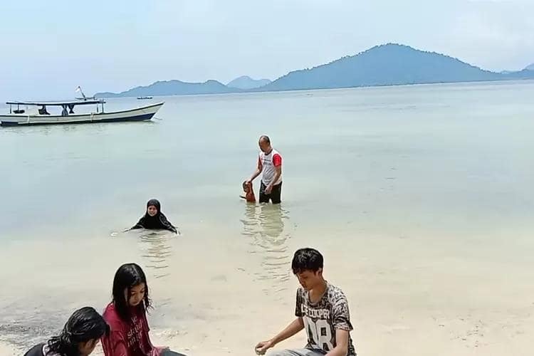 wisata keluarga Daya Tarik Wisata Pantai Ketapang Lampung