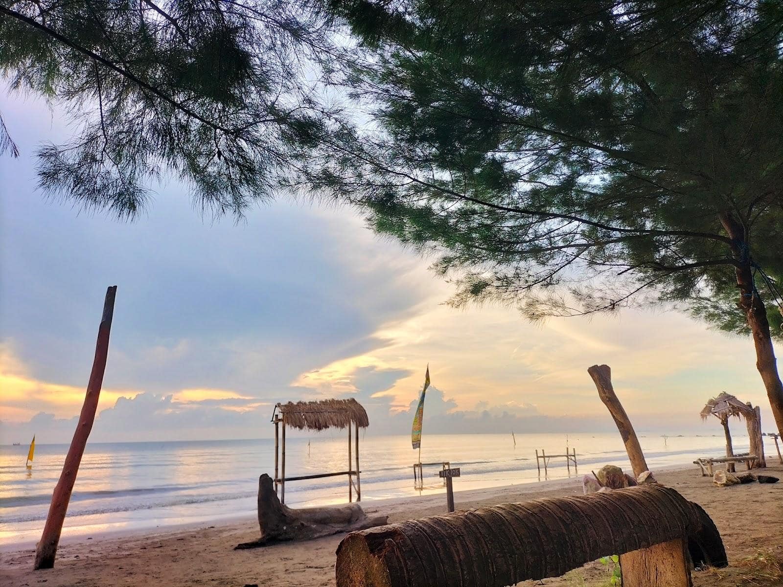 Pantai Cemara Kalianda: Pantai Tenang di Merak Belantung yang Enak Buat Healing Tipis-Tipis 6